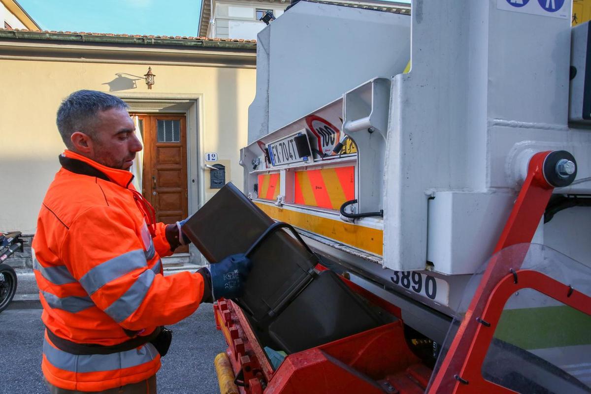 https://www.lanazione.it/image-service/view/acePublic/alias/contentid/NTI5OGNhM2QtNjJhNC00/0/rincaro-tari-ringraziamo-i-democratici.jpeg?f=1.91:1&w=1200