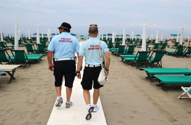 Multa per la sedia fuori dal negozio, lettera aperta al sindaco: “Sono queste le priorità?”