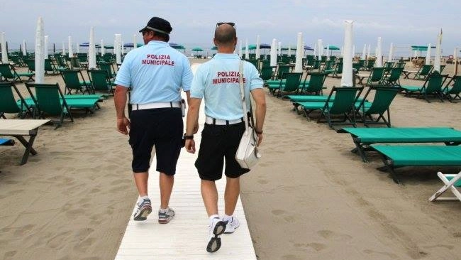 Multa per il negozio in via Risorgimento che aveva fuori la seggiolina Multa per il negozio in via Risorgimento che aveva fuori la seggiolina