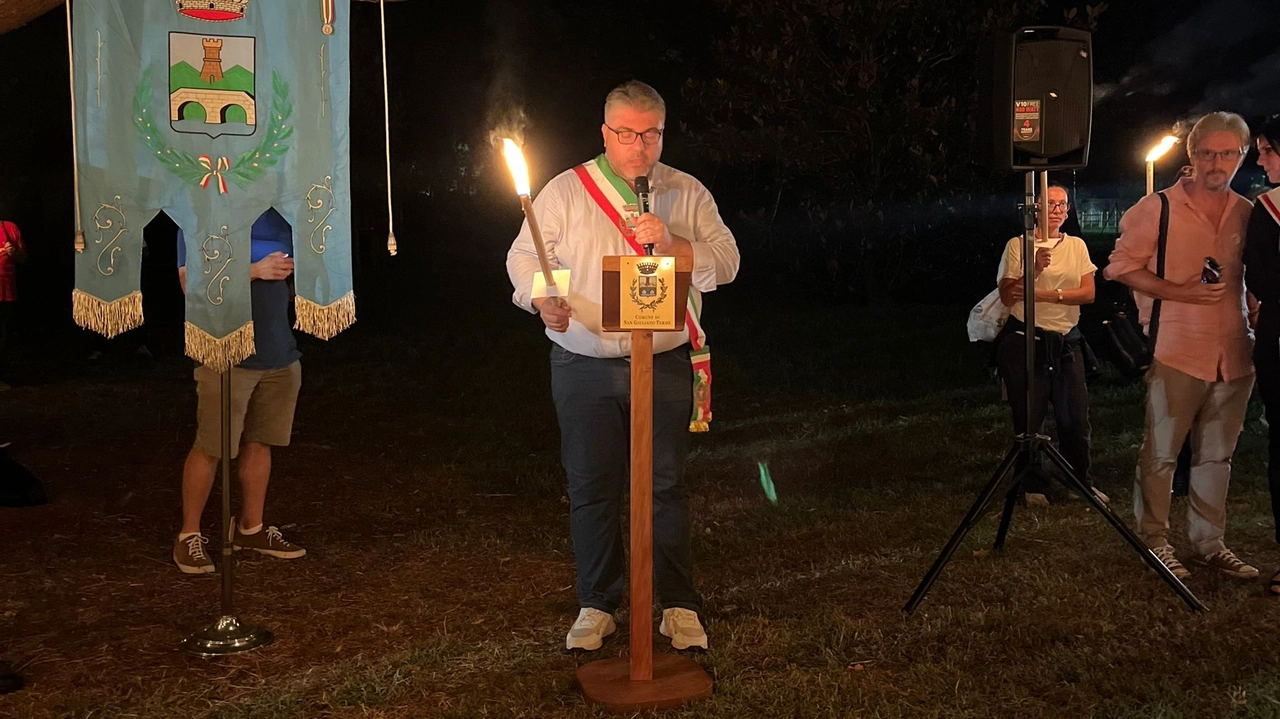 Il sindaco di San Giuliano Terme Matteo Cecchelli alla fiaccolata in ricordo di Marah Abu Zuhri, la ventenne palestinese morta a meno di 24 ore dal suo arrivo a Pisa dalla Striscia di Gaza