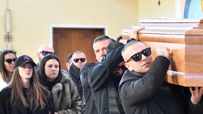Centinaia di persone per l’ultimo saluto al 29enne vittima di un incidente stradale a Romagnano . Centinaia di persone per l’ultimo saluto al 29enne vittima di un incidente stradale a Romagnano .