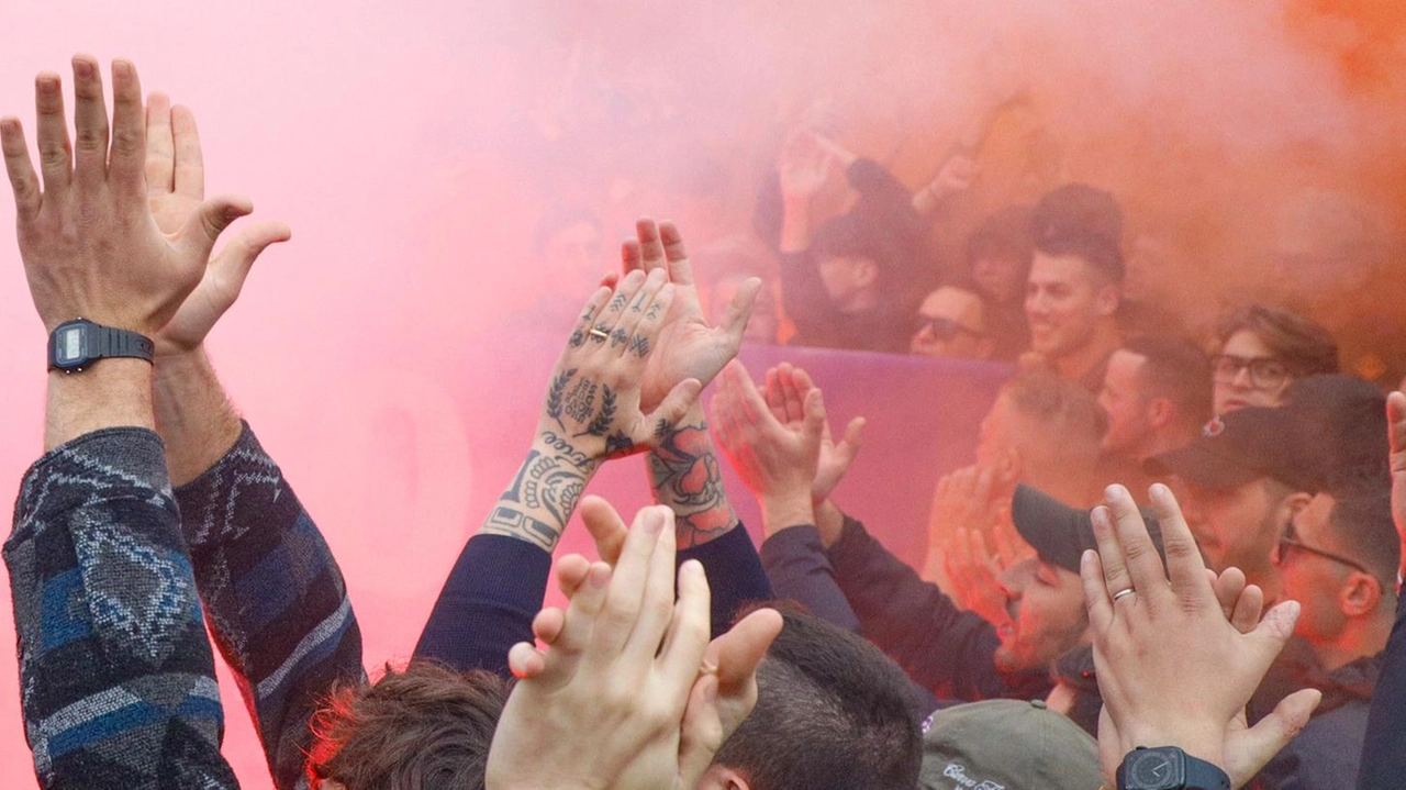 La parte più calda del tifo viola attende di capire quale piega prenderà la situazione La parte più calda del tifo viola attende di capire quale piega prenderà la situazione