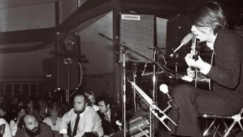 Fabrizio De André alla Bussola il 15 marzo. 1975. In alto il Lorenzo Simoni Quartet Fabrizio De André alla Bussola il 15 marzo. 1975. In alto il Lorenzo Simoni Quartet