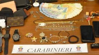 Tantissima la refurtiva trovata nella macchina. Nel pomeriggio del 20 maggio, a Pisa, i carabinieri della Sezione Radiomobile, hanno proceduto...