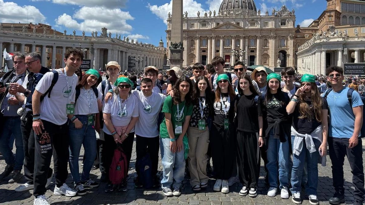 Don Silvano Pagliarin: "Qualche domanda sul rito. Poi preghiera e compostezza". Gli educatori: "Avevamo fatto centinaia di braccialetti diventati dono per altri giovani".