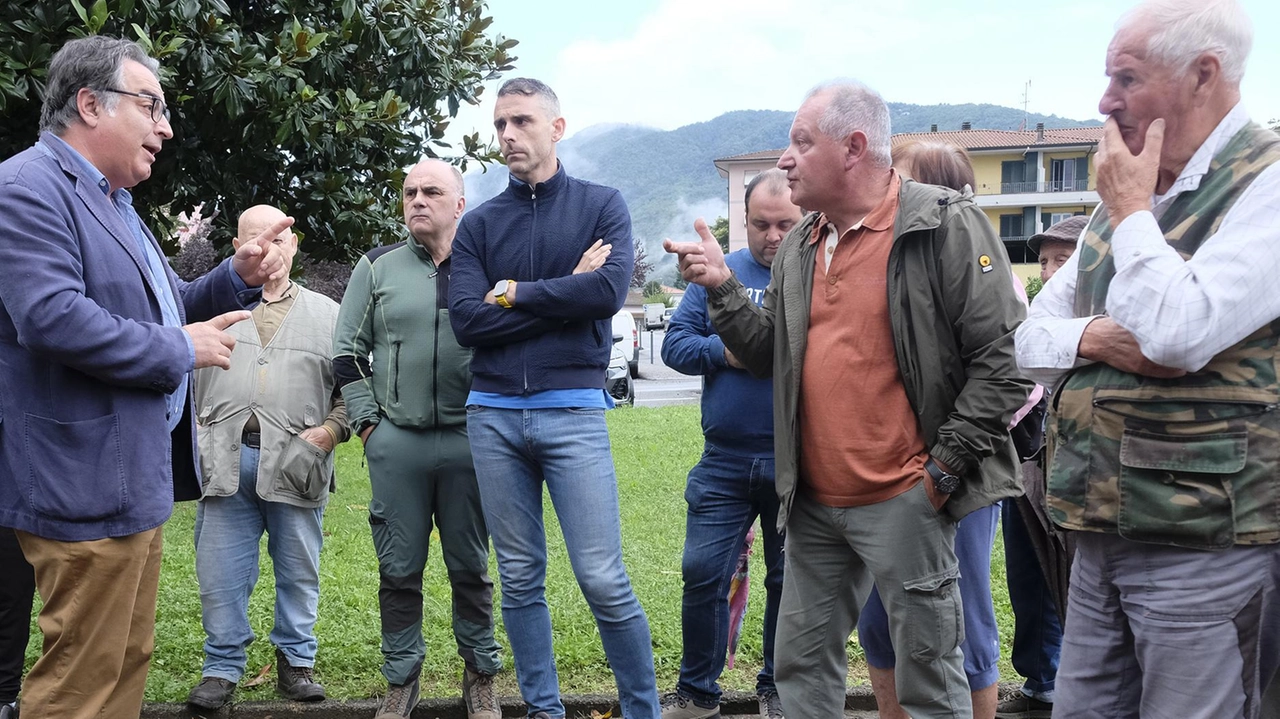 Cacciatori e residenti hanno incontrato ieri mattina il sindaco di Mulazza, Claudio Novoa, per fare il punto sulle battute e per mettere a fuoco i disagi delle frazioni (Foto. Pasquali) Cacciatori e residenti hanno incontrato ieri mattina il sindaco di Mulazza, Claudio Novoa, per fare il punto sulle battute e per mettere a fuoco i disagi delle frazioni (Foto. Pasquali)