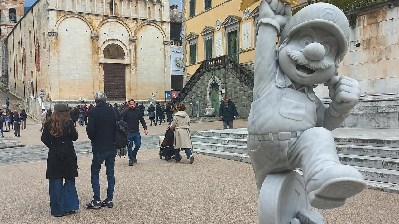 Le opere di Filippo Tincolini saranno esposte in piazza Duomo fino al 2 giugno Le opere di Filippo Tincolini saranno esposte in piazza Duomo fino al 2 giugno