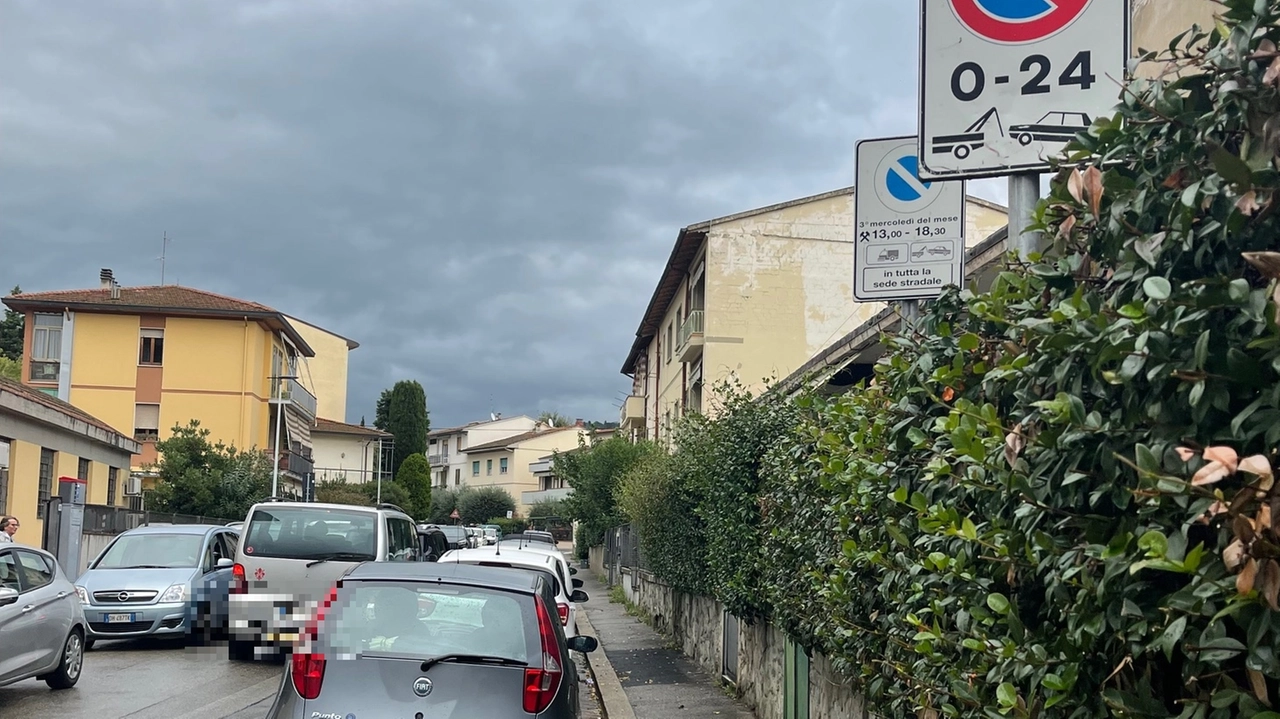 Le auto in divieto di sosta e il traffico in tilt Le auto in divieto di sosta e il traffico in tilt