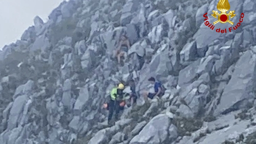 Escursionisti perdono l’orientamento sulla Pania. Per salvarli intervengono gli elicotteri dei vigili del fuoco