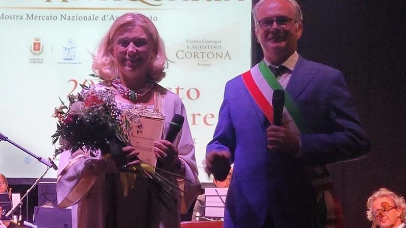 Sopra il premio conferito a Elisabbetta Belloni, accanto a Vittorio Sgarbi Sopra il premio conferito a Elisabbetta Belloni, accanto a Vittorio Sgarbi