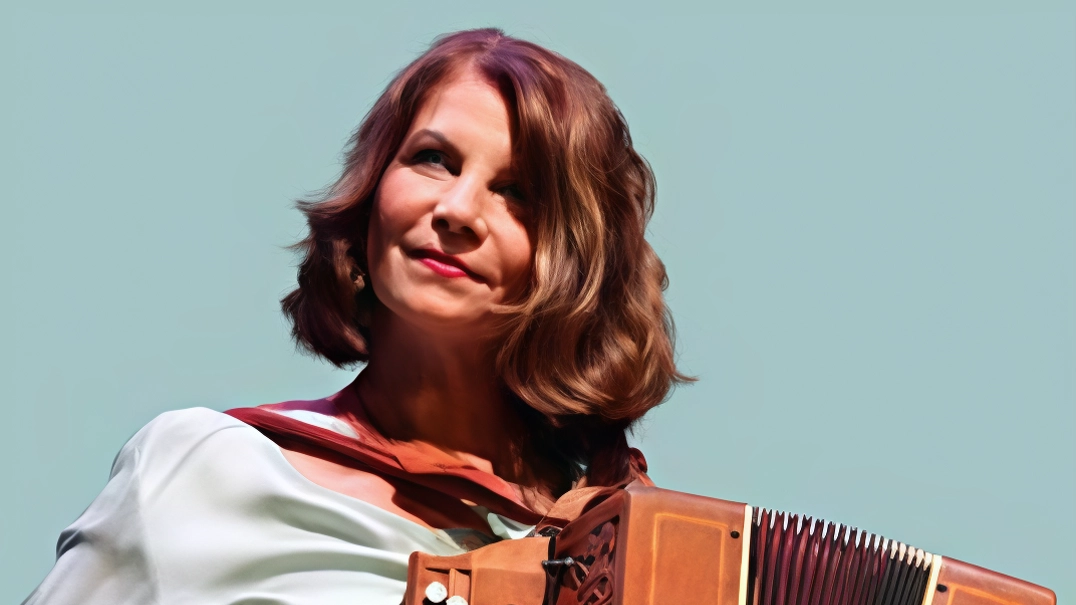 Con Clara Graziano, voce e organetto, si esibiranno Gabriele Coen al sax soprano e clarinetto, Rosario Liberti al bassotuba, Sasa Flauto alle chitarre Con Clara Graziano, voce e organetto, si esibiranno Gabriele Coen al sax soprano e clarinetto, Rosario Liberti al bassotuba, Sasa Flauto alle chitarre