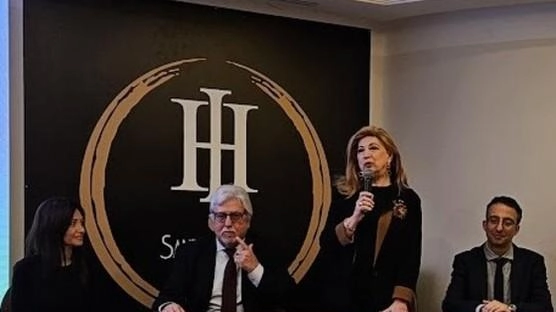 A confronto il fisico dell’atmosfera, scrittore e divulgatore scientifico Andrea Corigliano, il medico gastroenterologo Roberto Galli e la biologa nutrizionista e insegnante Silvia Molinu.