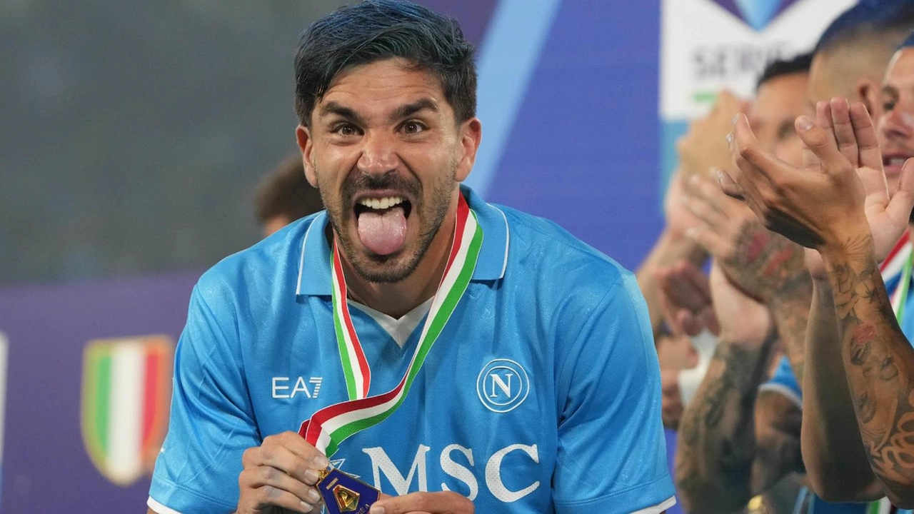 Giovanni Simeone con la medaglia per lo scudetto della stagione 2024/2025 conquistato con la maglia del Napoli Giovanni Simeone con la medaglia per lo scudetto della stagione 2024/2025 conquistato con la maglia del Napoli