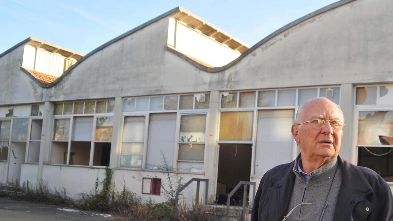 Un dettaglio della ex fabbrica che ha segnato la storia della città