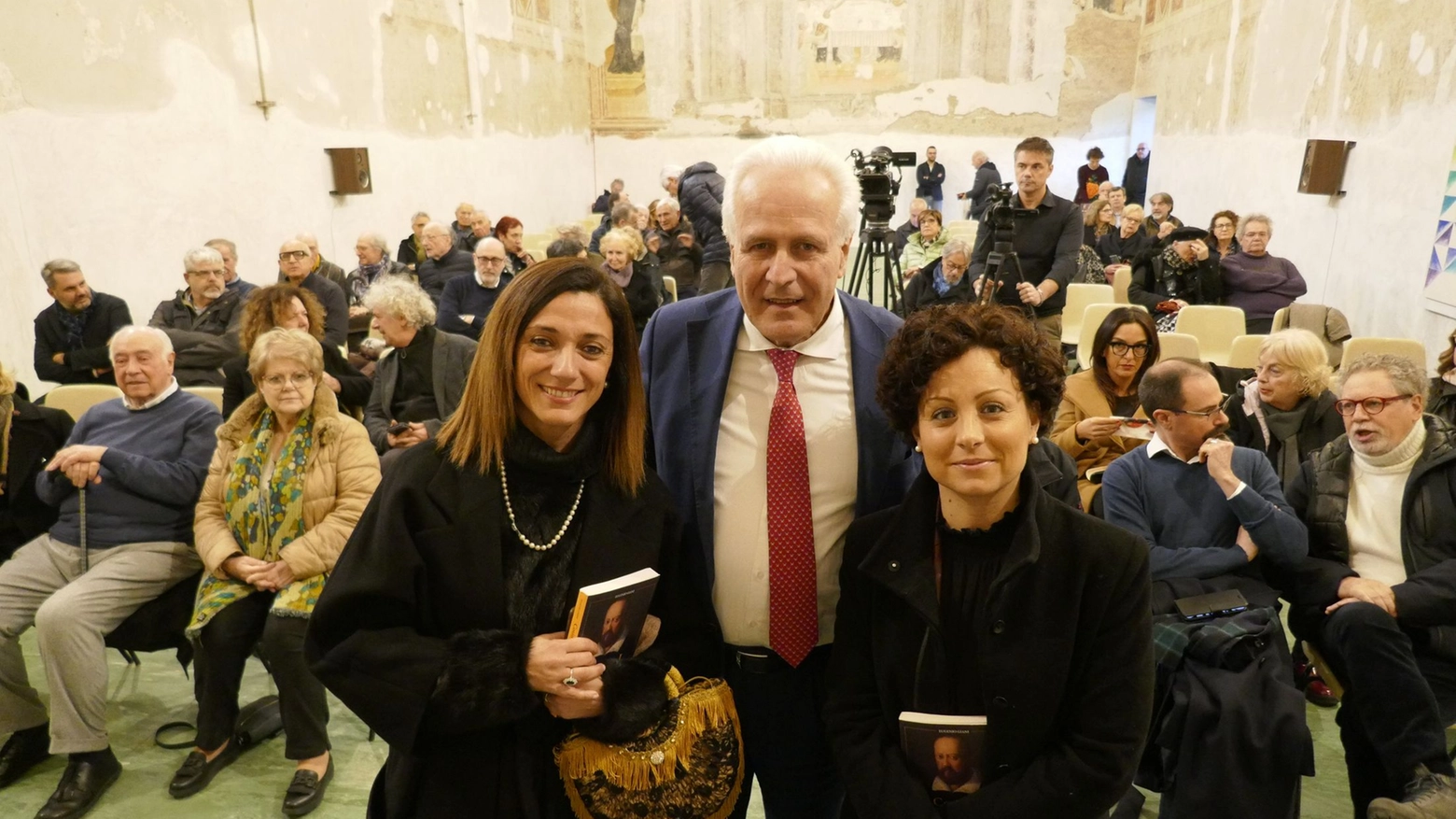 Giani alla presentazione del libro con il capo di gabinetto Cristina Manetti e la direttrice dei Museo diocesani di Prato Veronica Bartoletti