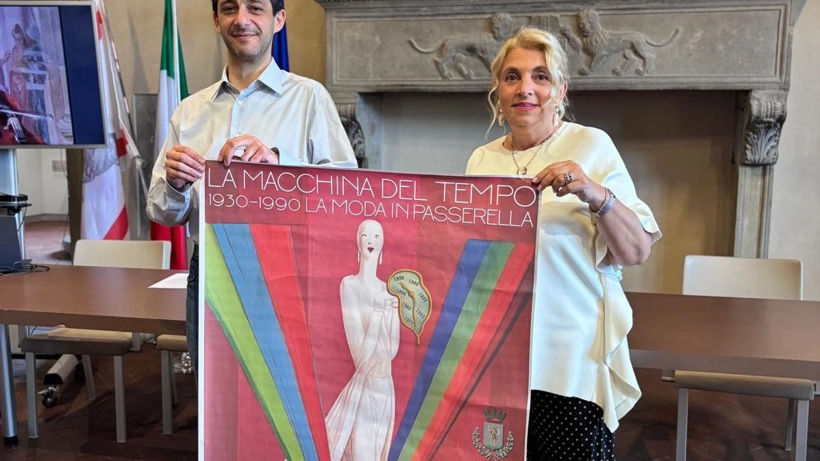 Un viaggio nella storia della moda lungo sessant’anni: è quanto promette la sfilata "La macchina del tempo – Un viaggio... Un viaggio nella storia della moda lungo sessant’anni: è quanto promette la sfilata "La macchina del tempo – Un viaggio...