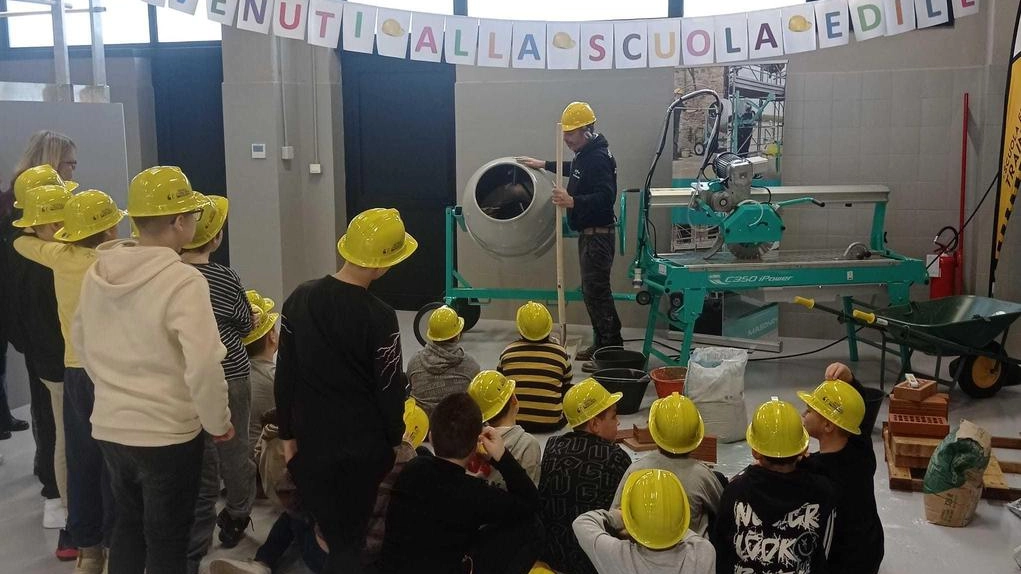 Trentuno bambini muratori per un giorno nel nuovo centro per la formazione Trentuno bambini muratori per un giorno nel nuovo centro per la formazione