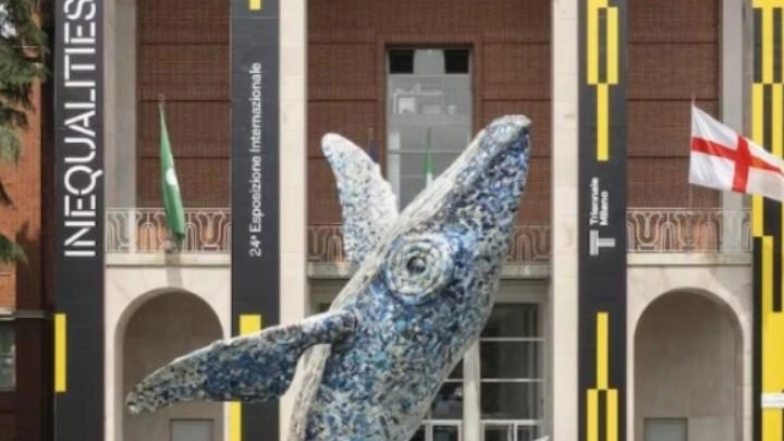 Come era la balena azzurra di Allegrucci posizionata davanti all’ingresso della Triennale di Milano e quello che resta dopo l’incendio: solo l’impalcatura in ferro Come era la balena azzurra di Allegrucci posizionata davanti all’ingresso della Triennale di Milano e quello che resta dopo l’incendio: solo l’impalcatura in ferro