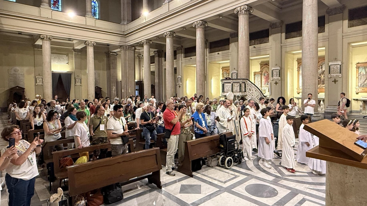 L’ingresso alla messa nella basilica di Sant’Antonio in Laterano con i fedeli giunti da Siena e il cardinale Augusto Paolo Lojudice