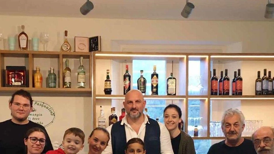 L’inaugurazione del nuovo Caffè del Doma, nella frazione di Vagli Sopra, che ha aperto la strada alla lista di attività che apriranno nel territorio (Foto Borghesi) L’inaugurazione del nuovo Caffè del Doma, nella frazione di Vagli Sopra, che ha aperto la strada alla lista di attività che apriranno nel territorio (Foto Borghesi)