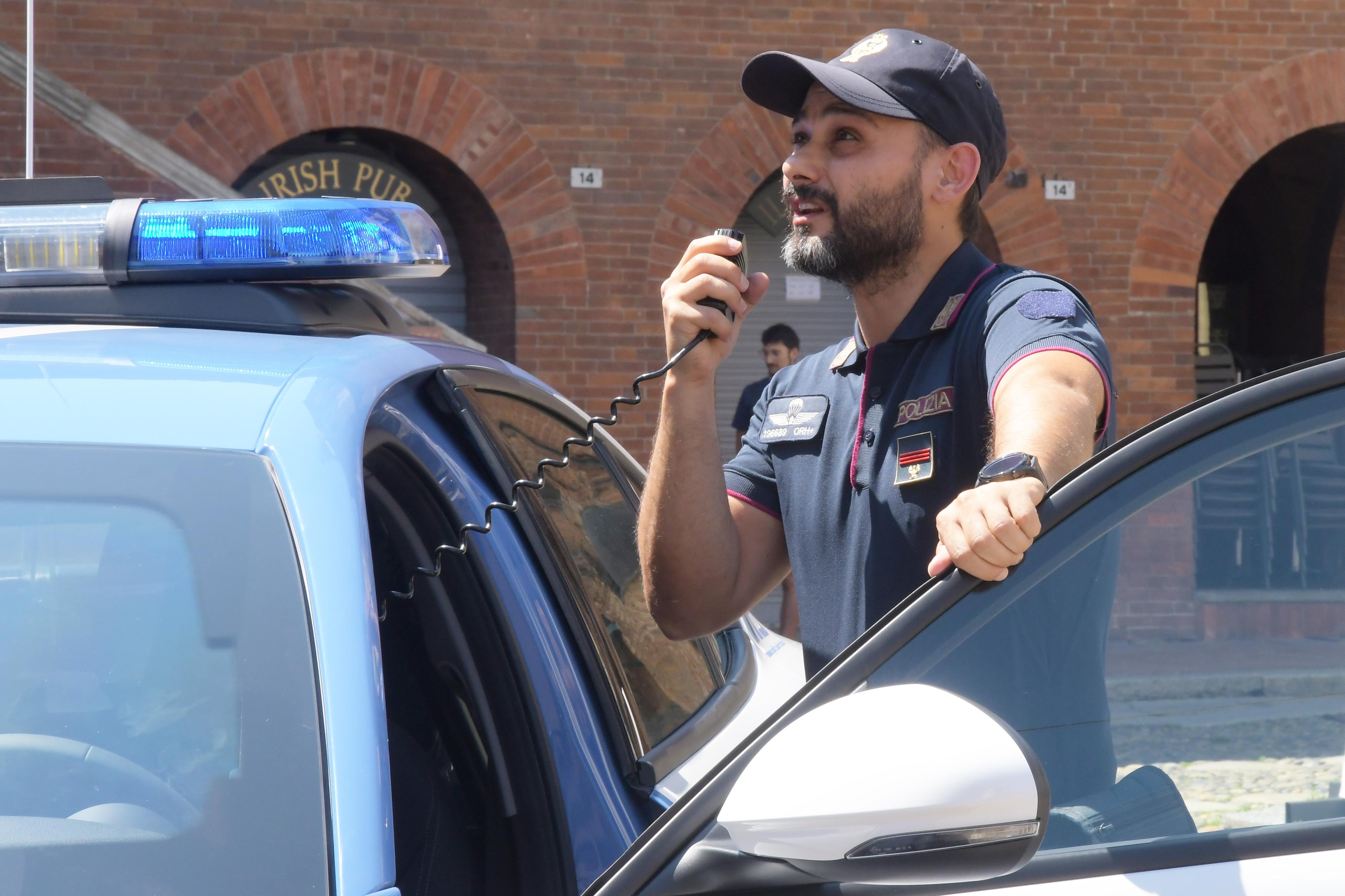 Massa: trovati dei vestiti sporchi di sangue. Mistero in un palazzo Massa: trovati dei vestiti sporchi di sangue. Mistero in un palazzo