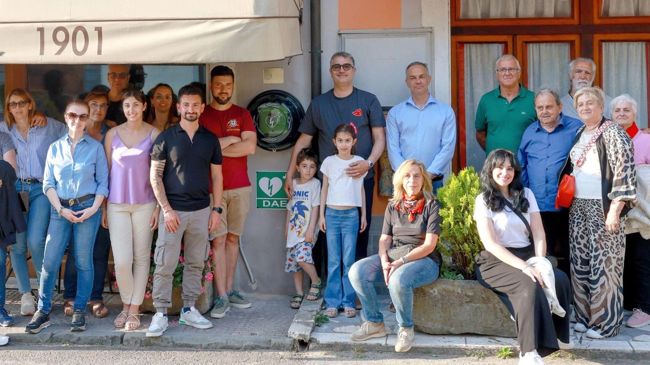 Il gruppo che ha assistito alla presentazione del nuovo defibrillatore a Equi Il gruppo che ha assistito alla presentazione del nuovo defibrillatore a Equi