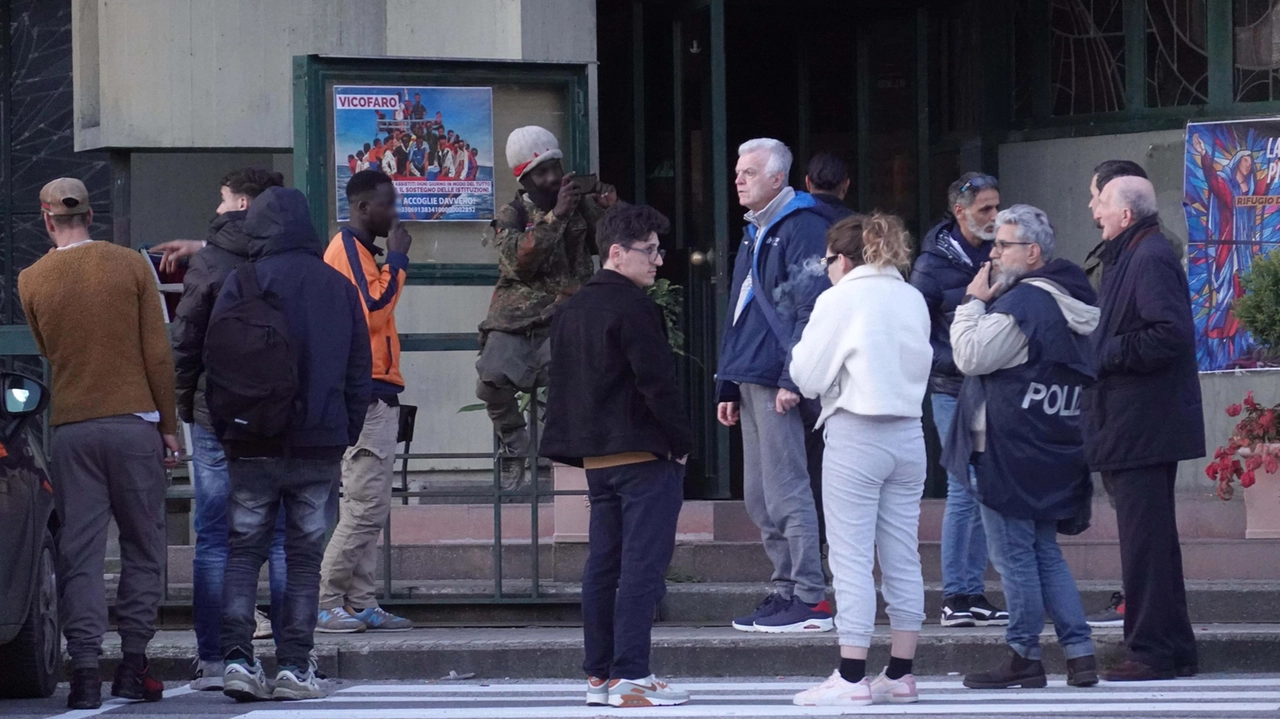 Gli agenti della Questura e i volontari della Caritas (. Acerboni/Fotocastellani Gli agenti della Questura e i volontari della Caritas (. Acerboni/Fotocastellani