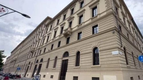 Firenze, viale Lavagnini: Palazzo del Sonno. L’edificio va alla pratese Bos Srl (foto Giuseppe Cabras/New Press Photo) Firenze, viale Lavagnini: Palazzo del Sonno. L’edificio va alla pratese Bos Srl (foto Giuseppe Cabras/New Press Photo)