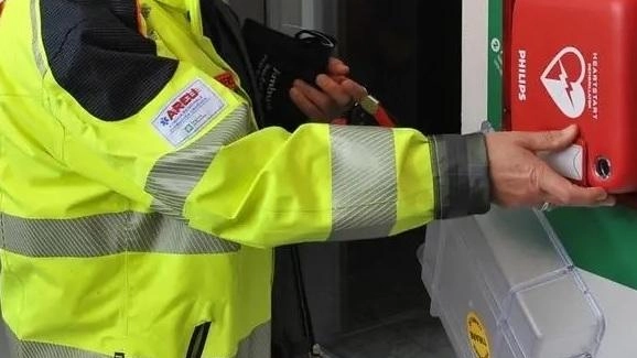 Un defibrillatore pubblico Un defibrillatore pubblico