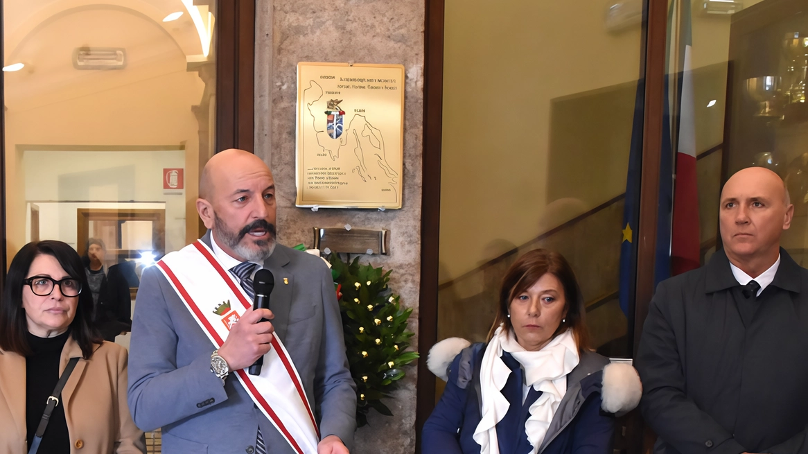 Inghiottiti da una voragine sotterranea. C’è una targa in Comune che ricorda le vittime delle foibe, ovvero le decine di... Inghiottiti da una voragine sotterranea. C’è una targa in Comune che ricorda le vittime delle foibe, ovvero le decine di...