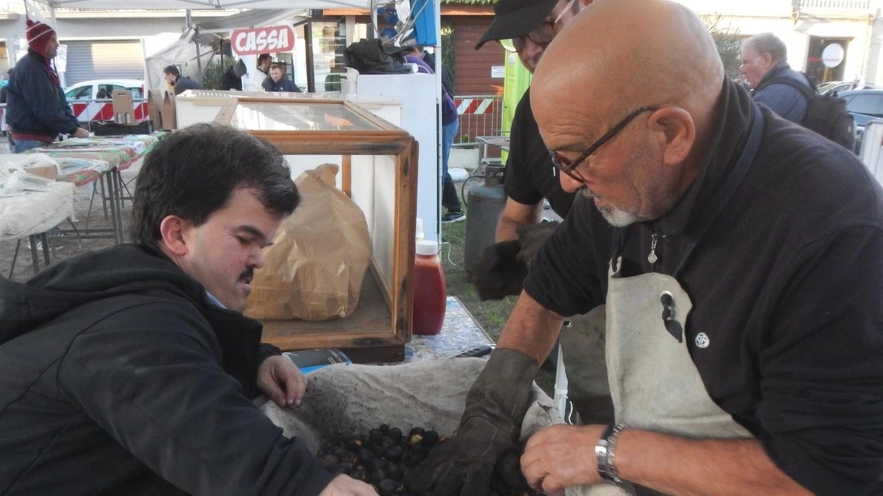 I volontari della Vecchia Viareggio impegnati a distribuire le mondine Foto Umicini I volontari della Vecchia Viareggio impegnati a distribuire le mondine Foto Umicini