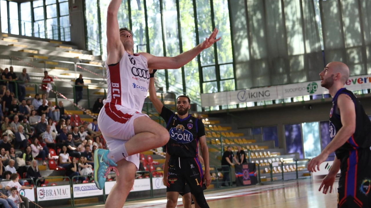 La grande determinazione di Bcl ha prevalso in rimonta sulla «bestia nera» Riso Scotti Pavia nella prima sfida dei play-off per la conquista della «B» nazionale La grande determinazione di Bcl ha prevalso in rimonta sulla «bestia nera» Riso Scotti Pavia nella prima sfida dei play-off per la conquista della «B» nazionale