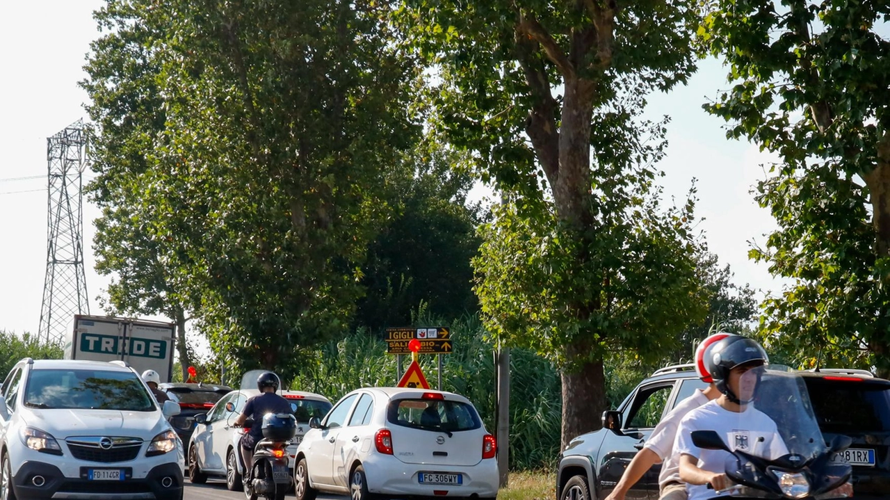 Lavori per elettrodotto causano caos viabilistico a Campi. Traffico congestionato e code chilometriche in via Lucchese. Intervento in corso fino al 10 agosto. Comune invita a percorsi alternativi. Lavori per elettrodotto causano caos viabilistico a Campi. Traffico congestionato e code chilometriche in via Lucchese. Intervento in corso fino al 10 agosto. Comune invita a percorsi alternativi.