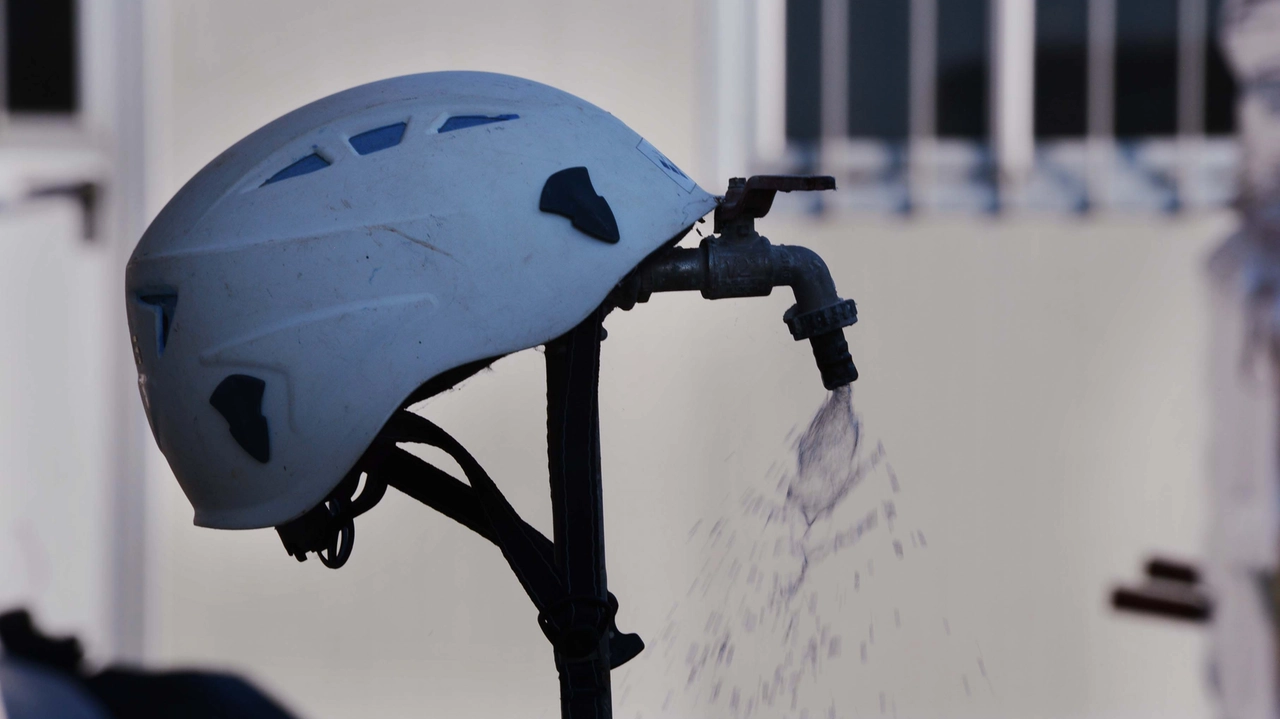 Il casco di un operaio all'interno di un cantiere