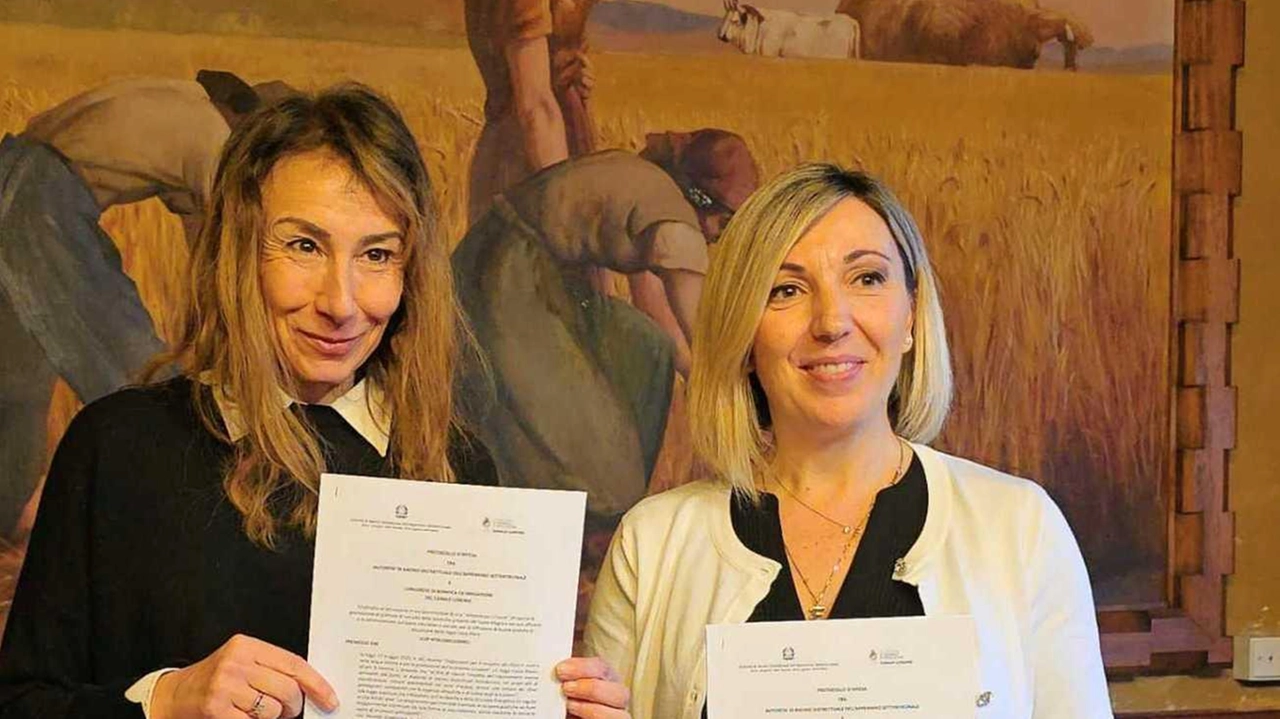 Il protocollo firmato da Gaia Checcucchi dell’Autorità di bacino e Francesca Tonelli presidente del consorzio di bonifica del Canale Lunense Il protocollo firmato da Gaia Checcucchi dell’Autorità di bacino e Francesca Tonelli presidente del consorzio di bonifica del Canale Lunense