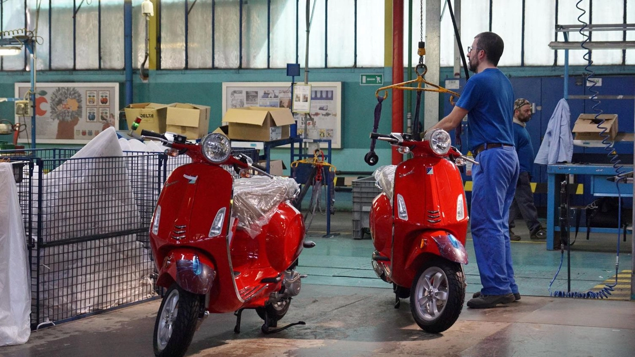 Per circa 250 operai Piaggio scatta la cassa integrazione, stop ai contratti a termine Per circa 250 operai Piaggio scatta la cassa integrazione, stop ai contratti a termine