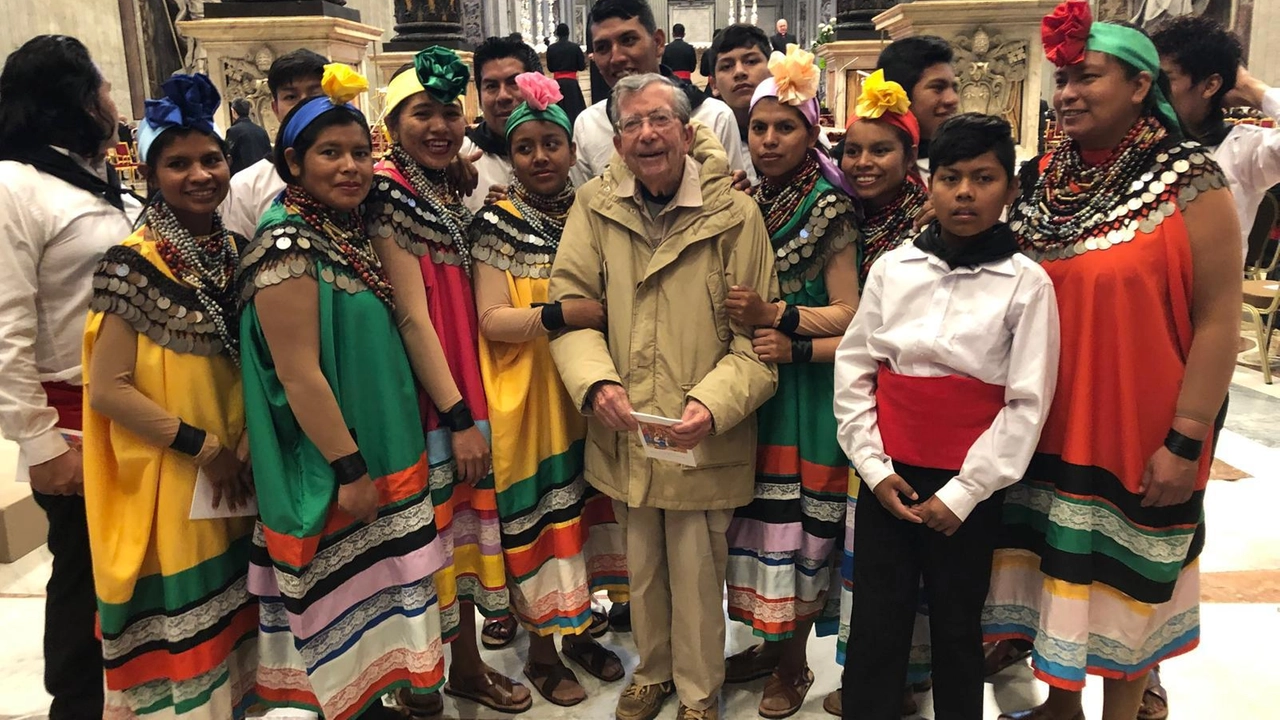 Padre Tarcisio in mezzo ai suoi ragazzi nella missione che ha creato in Bolivia Padre Tarcisio in mezzo ai suoi ragazzi nella missione che ha creato in Bolivia