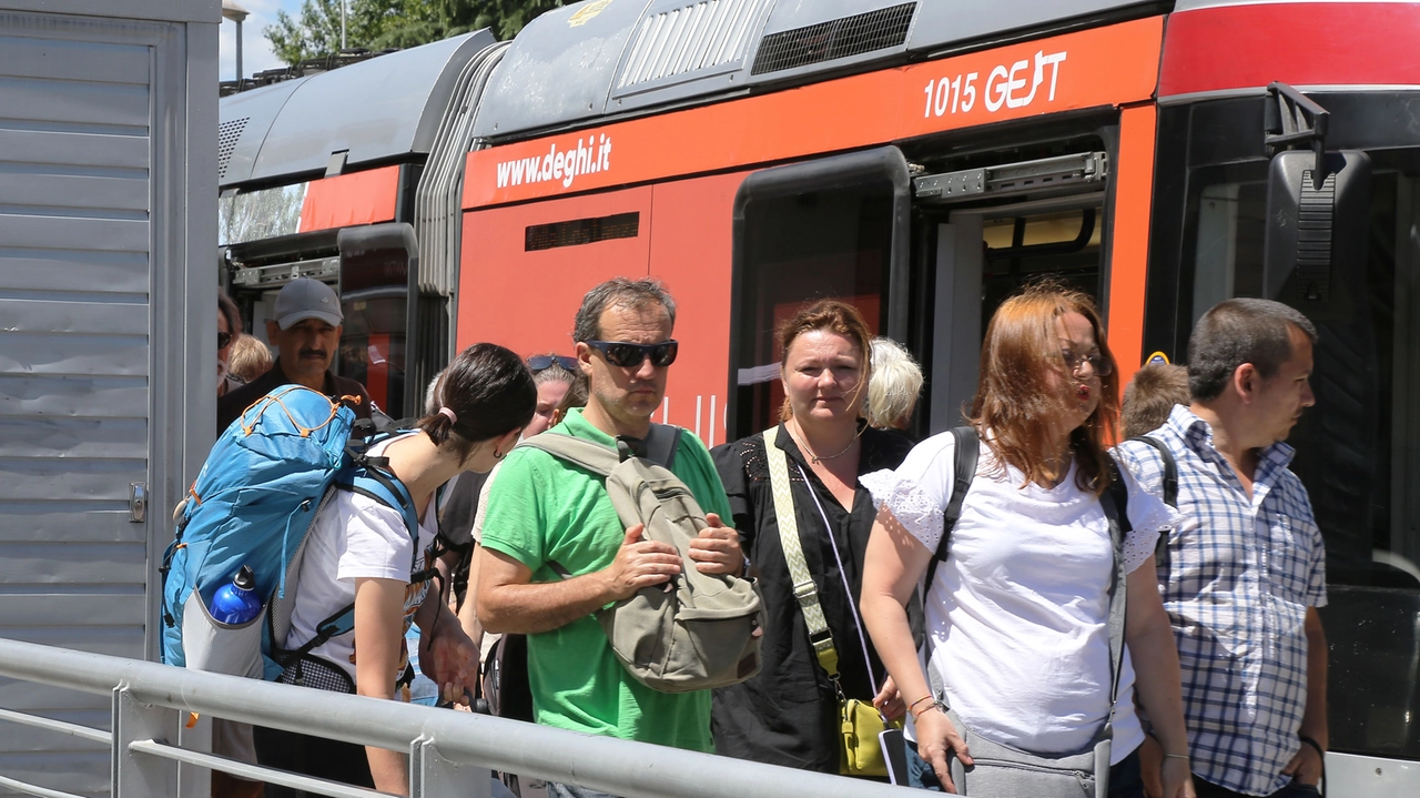 Lavori alla tramvia, il Comune alza la voce: “Aumentare il numero delle navette”