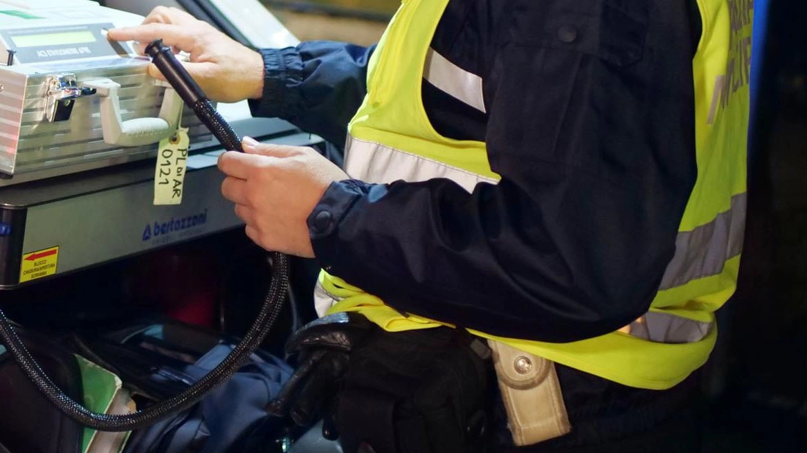 Viale Galilei, centro, S. Giusto e Vergaio le zone battute . Oltre cinquanta gli automobilisti. sottoposto all’alcoltest. Viale Galilei, centro, S. Giusto e Vergaio le zone battute . Oltre cinquanta gli automobilisti. sottoposto all’alcoltest.