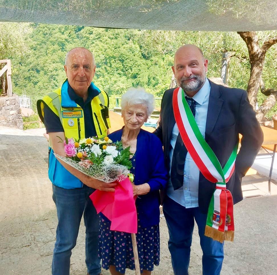 cento candeline per rosa gambogi