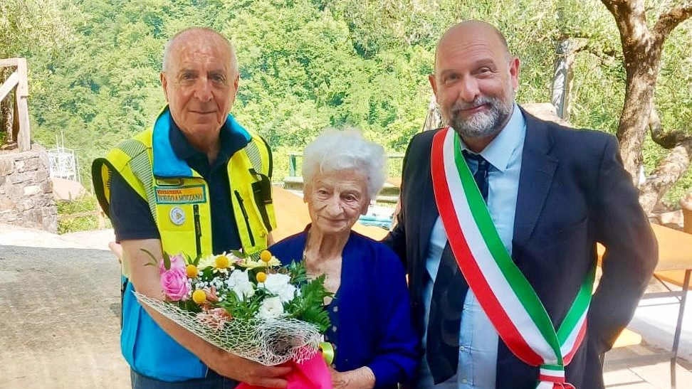 Festa nel comune di Fabbriche di Vergemoli per i cento anni di Rosa Gambogi Festa nel comune di Fabbriche di Vergemoli per i cento anni di Rosa Gambogi