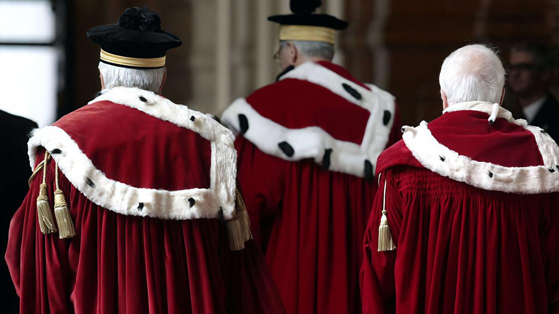 emozionate e felici esultano le due madri che ora possono entrambe riconoscere il figlio