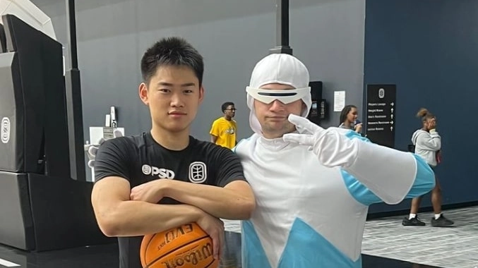 Zhao con la mascotte dei Cold Hearts Zhao con la mascotte dei Cold Hearts