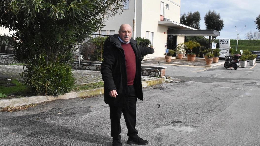 Mauro Paparozzi, titolare dell’hotel «Il Parco», mostra l’area dove potrebbe realizzare una pensilina