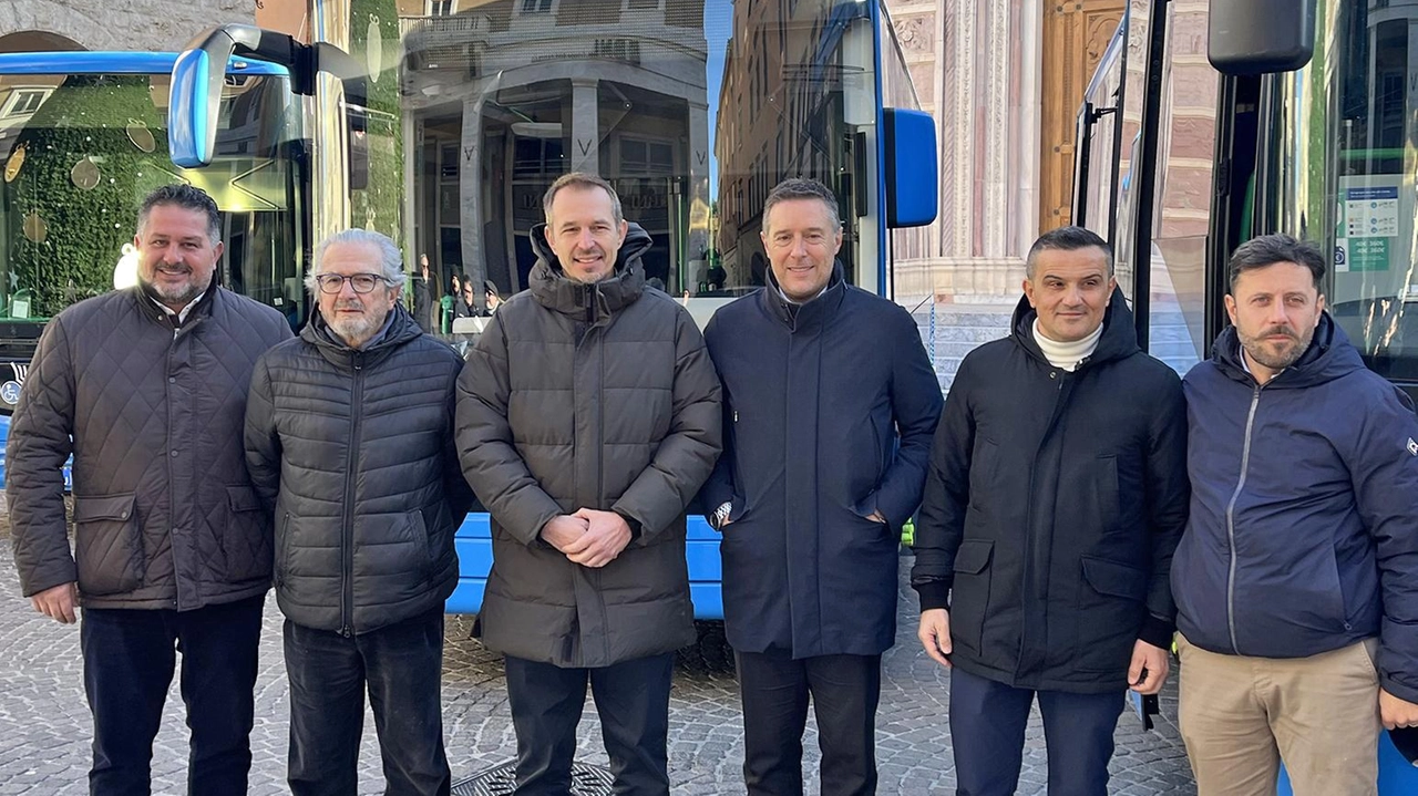 La presentazione di ieri mattina dei nuovi bus di «At» in piazza Duomo La presentazione di ieri mattina dei nuovi bus di «At» in piazza Duomo