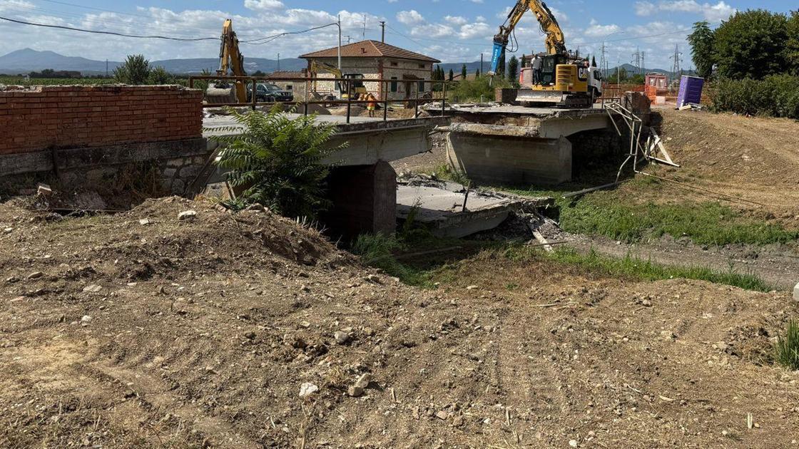 Giù il ponte sulla Lauretana. Decisiva la passerella provvisoria Giù il ponte sulla Lauretana. Decisiva la passerella provvisoria