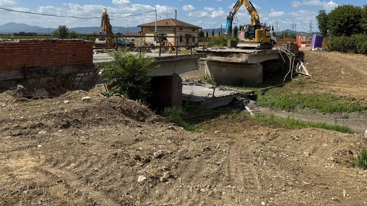 Dopo aver assistito, lunedì, alla programmata demolizione del ponte lungo la Sp 10/b Lauretana – snodo di collegamento tra il... Dopo aver assistito, lunedì, alla programmata demolizione del ponte lungo la Sp 10/b Lauretana – snodo di collegamento tra il...
