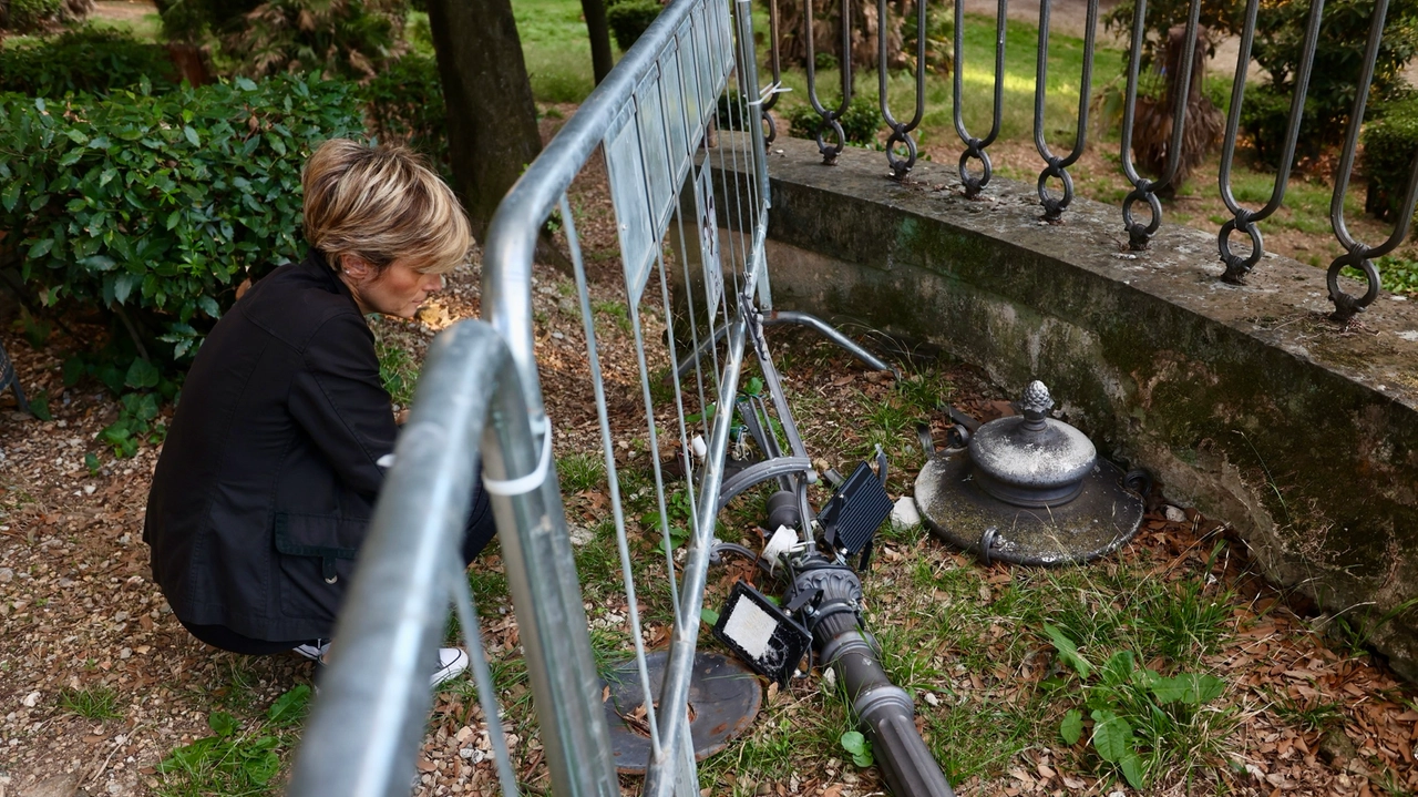 Uno dei lampioni distrutti dai vandali nel parco di Villa Fabbricotti, in via Vittorio Emanuele II Uno dei lampioni distrutti dai vandali nel parco di Villa Fabbricotti, in via Vittorio Emanuele II