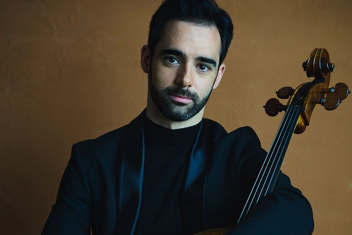 L’arte del violoncellista Pablo Ferrández suscita paragoni eccellenti