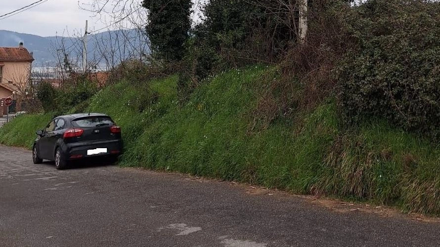 Il cavo penzolante sulla strada